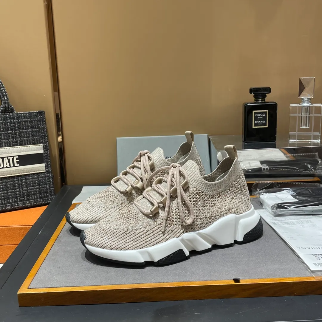 👟👟Ex-factory price 400👟👟 Balenciaga Balenciaga 🌝🌝glitter single shoes world premiere 🌈INS Weibo magazine sold out 💥💥counter limited edition ⚠️ Czech crystal hot diamond ⚠️specially customized fabric with summer cooling and heating effect ⚠️TPU ten PU vacuum combination bottom (not a plastic bottom formed by market currency) ,) The inner craftsmanship and material are the same as the original! ! Size 35 to 45M standard size (34, 46 can be customized) original high-end top complete package (with original Balenciaga socks included)